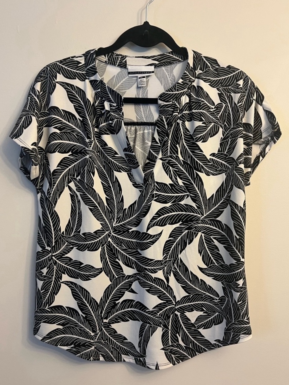 Jules & Leopold Black and White Leaf-Print V-Neck Short Sleeve Blouse